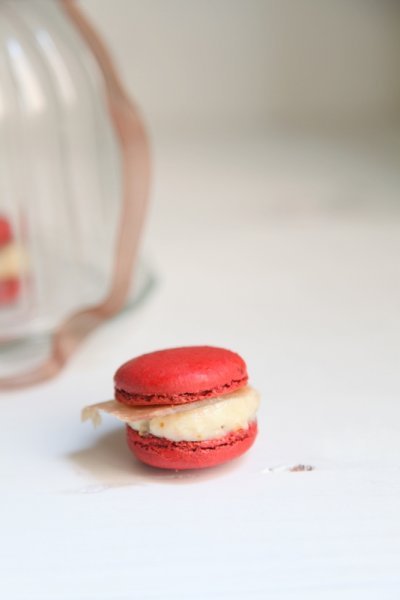 pici-e-castagne-macaron-al-mirto-con-mousse-di-fichi-e-prosciutto