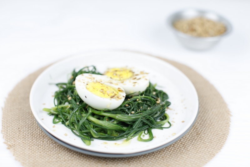 pici-e-castagne-uova-con-agretti-e-dukkah