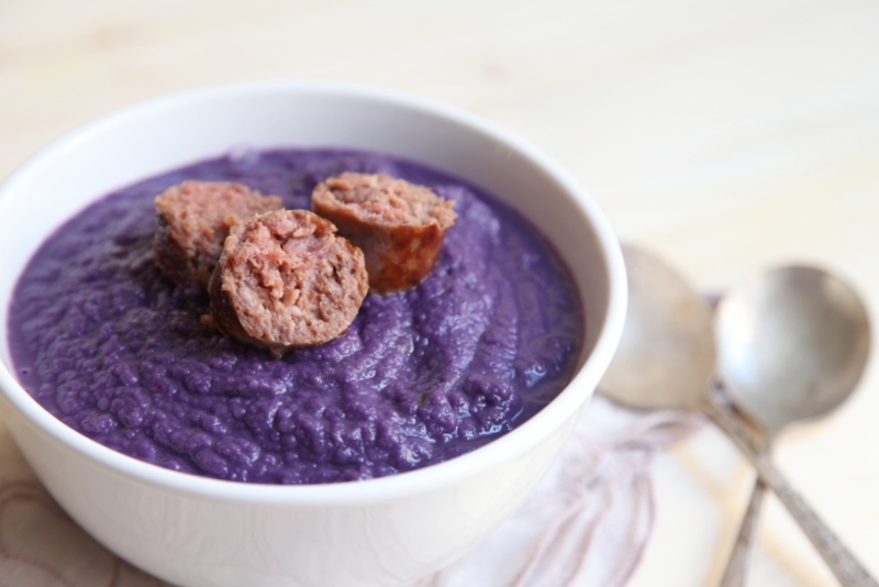 pici-e-castagne-zuppa-di-cavolo-cappuccio-viola-con-mele-e-salsiccia-2