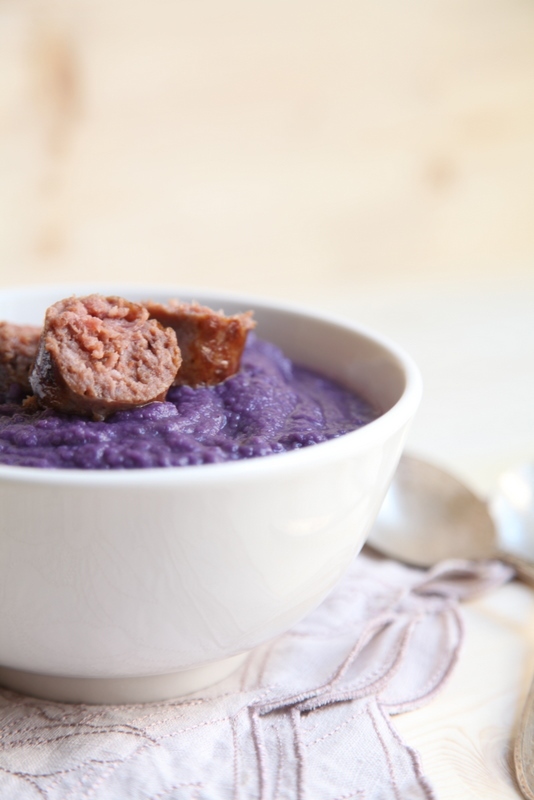 pici-e-castagne-zuppa-di-cavolo-cappuccio-viola-con-mele-e-salsiccia