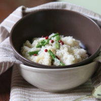 RISOTTO AL RABARBARO, ASPARAGI E PEPE ROSA