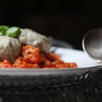 GNUDI DI MELANZANE SU PAPPA AL POMODORO DI MARE