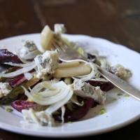 INSALATA DI FINOCCHI, RADICCHIO, ROQUEFORT E PERE