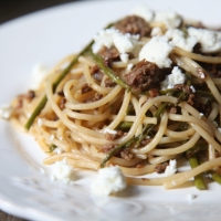 PASTA COCCO CON ASPARAGINA, SALSICCIA, FUNGHI E FETA