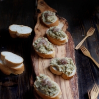 <span class="corsivo"> The Perfect Bite </span> : :  CROSTINI CON CECI ED ARINGA AFFUMICATA