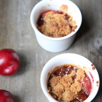 CRUMBLE DI PRUGNE E PEPE DI GIAMAICA