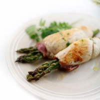 <span class="corsivo"> The Perfect Bite </span> : :  INVOLTINI DI POLLO E ASPARAGI CON SALSA AL CORIANDOLO