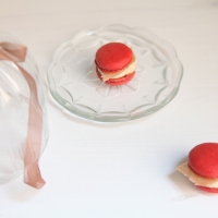 MACARON AL MIRTO CON MOUSSE DI FICHI E PROSCIUTTO