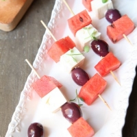 SPIEDINI DI FETA, COCOMERO E OLIVE KALAMATA