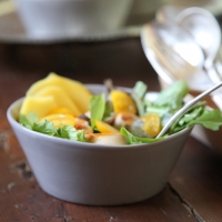 INSALATA DI POLLO, MANGO E POMODORINI GIALLI