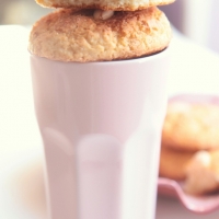 BISCOTTI ALLA RICOTTA, CARDAMOMO E CREMA DI MANDORLE D' AVOLA