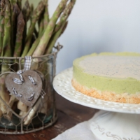 CHEESE CAKE DI ASPARAGI E CIPOLLOTTI CON DRESSING AL PAPAVERO